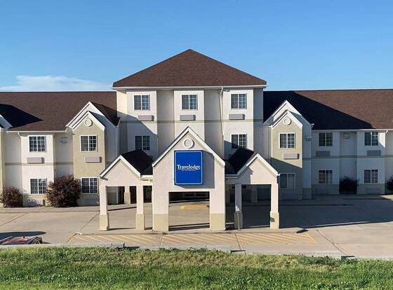 Chadron Inn & Suites allows check-in for 18 year-old guests