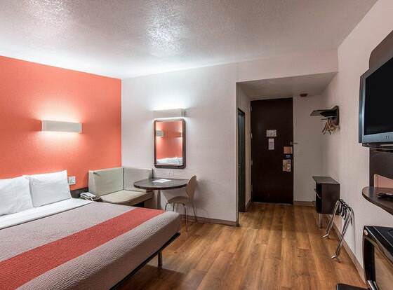 Ocotillo Apartments & Hotel allows check-in for 18 year-old guests