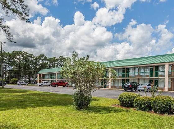 Econo Lodge allows check-in for 18 year-old guests