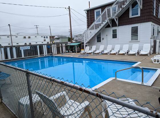 7 Beachside Inn allows check-in for 18 year-old guests