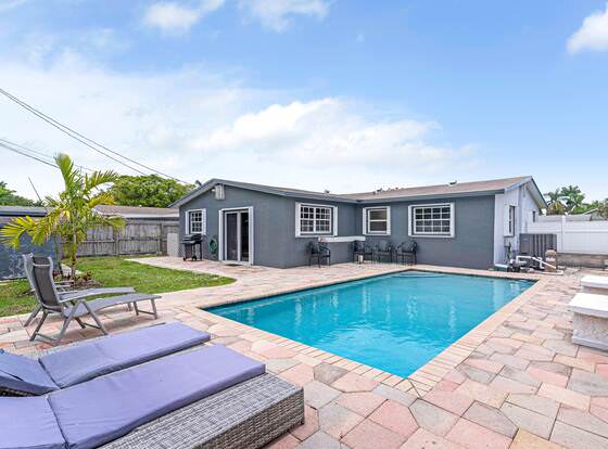 Dania Hills w Pool 10 min to Beach allows check-in for 18 year-old guests