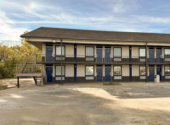 Studio 6 Jackson, MS - I-55 allows check-in for 18 year-old guests