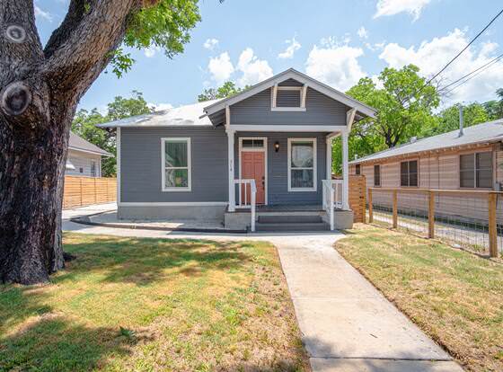 Comfy and Incredible Fenced 2BR 2 BA Near Downtown allows check-in for 18 year-old guests