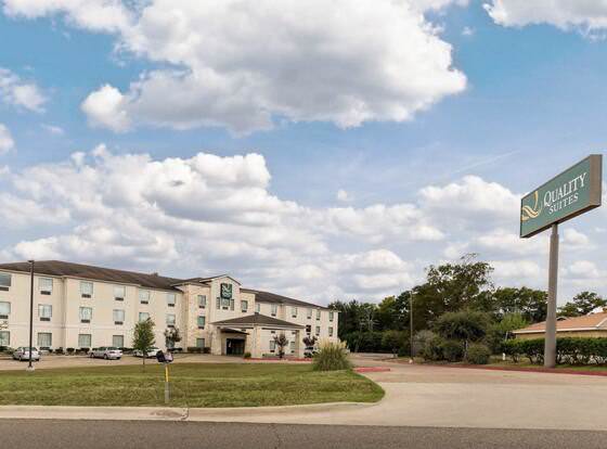 Quality Suites allows check-in for 18 year-old guests