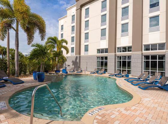 Hampton Inn & Suites Fort Myers - Colonial Blvd allows check-in for 18 year-old guests