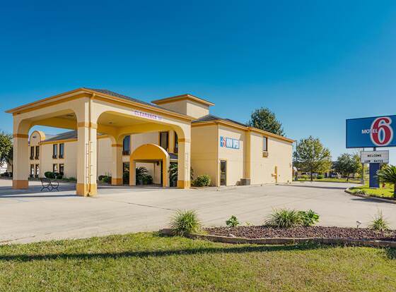 Motel 6 Abbeville, LA allows check-in for 18 year-old guests