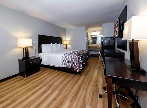 Red Roof Inn Arlington - Entertainment District allows check-in for 18 year-old guests