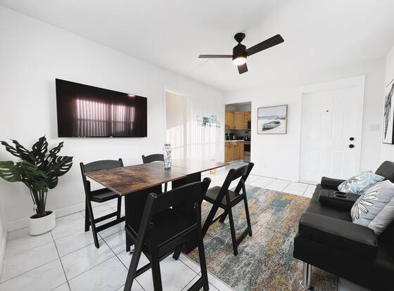POMPANO BEACH DELIGHT RETREAT 5' BEACH allows check-in for 18 year-old guests