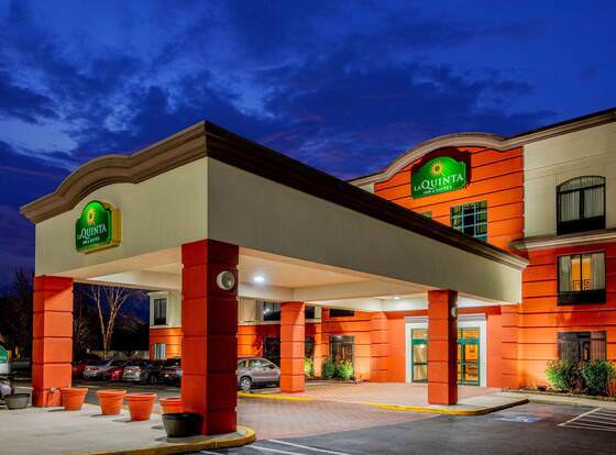 La Quinta Inn & Suites by Wyndham Mt. Laurel - Philadelphia allows check-in for 18 year-old guests