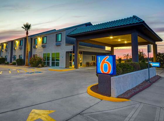 Motel 6 Lake Havasu, AZ - Lakeside allows check-in for 18 year-old guests
