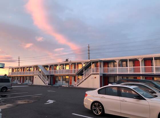 New Sea Breeze Motel allows check-in for 18 year-old guests