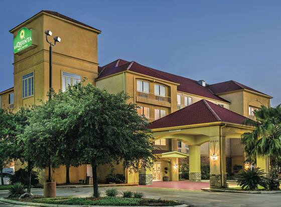 La Quinta Inn & Suites by Wyndham San Antonio N Stone Oak allows check-in for 18 year-old guests