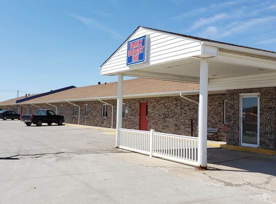 Family Budget Inn Bethany allows check-in for 18 year-old guests