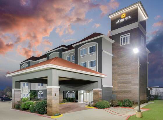 La Quinta Inn & Suites by Wyndham Paris allows check-in for 18 year-old guests