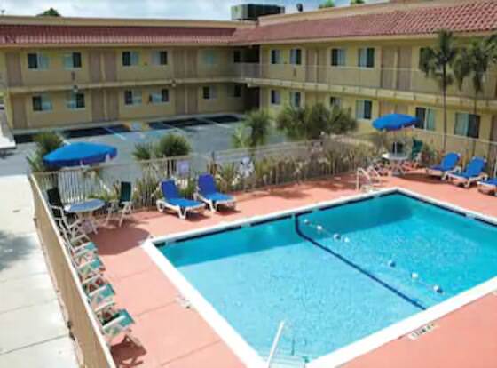 Motel 6 Riviera Beach, FL allows check-in for 18 year-old guests