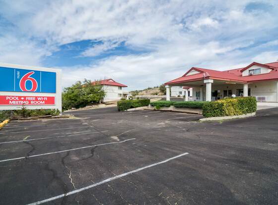 Motel 6 Globe, AZ allows check-in for 18 year-old guests