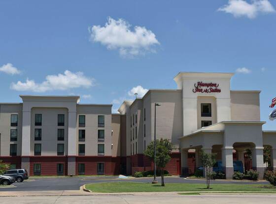 Hampton Inn & Suites Alexandria allows check-in for 18 year-old guests