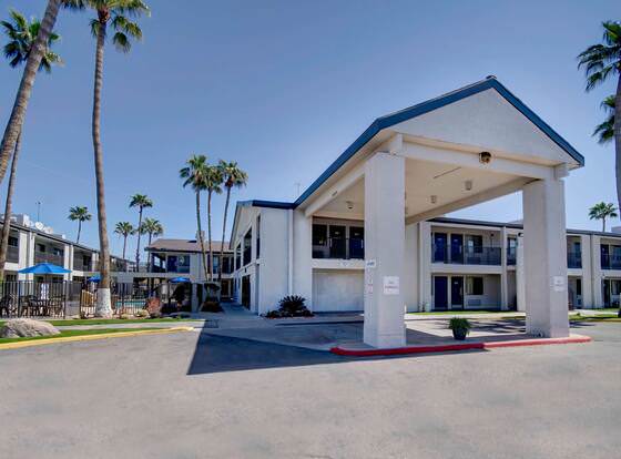 Studio 6 Tucson, AZ - Irvington Road allows check-in for 18 year-old guests