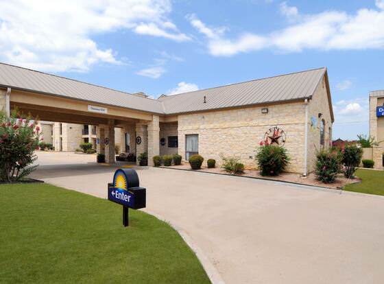 Days Inn & Suites by Wyndham Llano allows check-in for 18 year-old guests