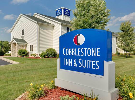 Cobblestone Inn & Suites - Clintonville allows check-in for 18 year-old guests