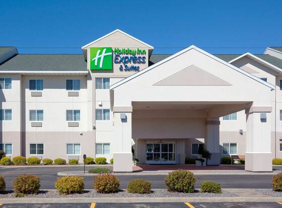 Holiday Inn Express and Suites Stevens Point, an IHG Hotel allows check-in for 18 year-old guests