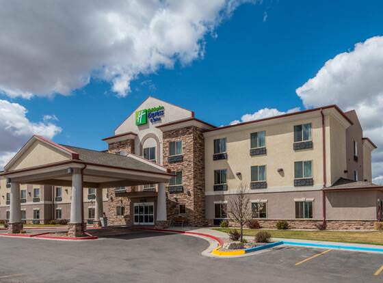 Holiday Inn Express Vernal-Dinosaurland, an IHG Hotel allows check-in for 18 year-old guests