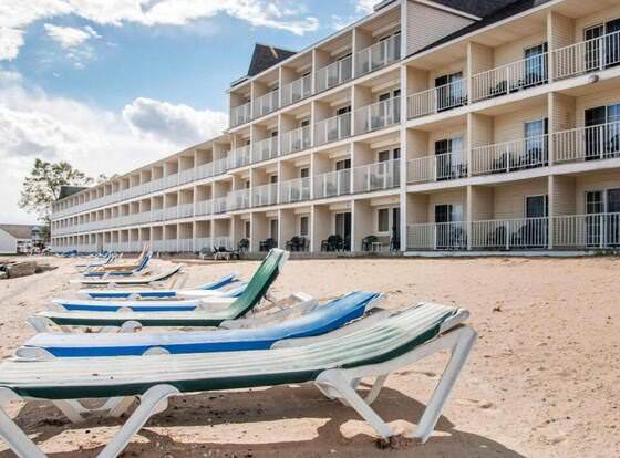 Canberra Premiere Comfort Hotel allows check-in for 18 year-old guests