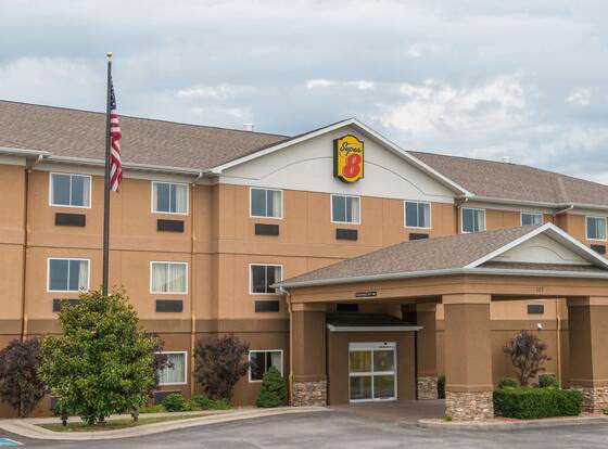 Super 8 by Wyndham St Robert Ft Leonard Wood Area allows check-in for 18 year-old guests
