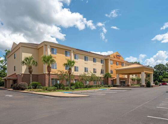 Comfort Suites Alexandria allows check-in for 18 year-old guests
