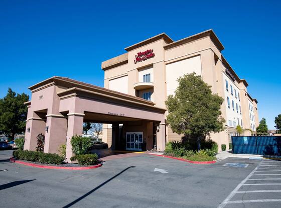 Hampton Inn & Suites Pittsburg, CA allows check-in for 18 year-old guests