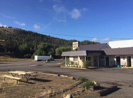 Budget 8 Motel Jhon Day allows check-in for 18 year-old guests