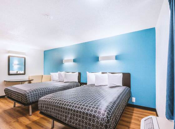 Sky Palace Inn & Suites by Jasper Beeville allows check-in for 18 year-old guests