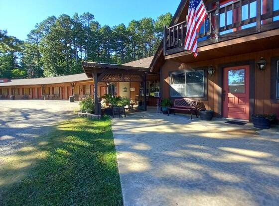 Cedar Falls Motel allows check-in for 18 year-old guests