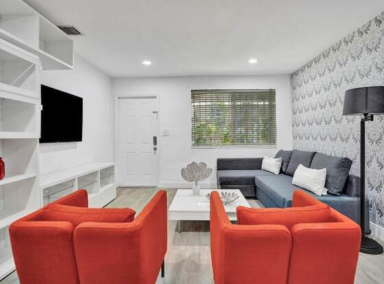 Biscayne Deluxe Unit, 2br/1bath, Free Parking, Garden & BBQ allows check-in for 18 year-old guests