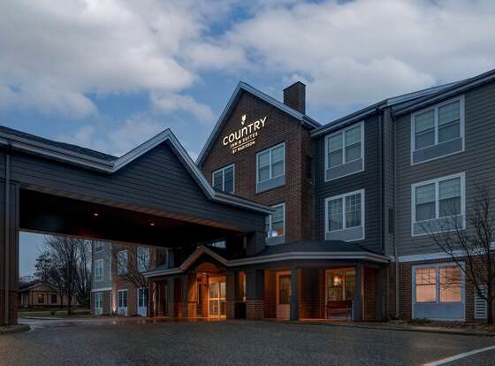 Country Inn & Suites by Radisson, Red Wing, MN allows check-in for 18 year-old guests