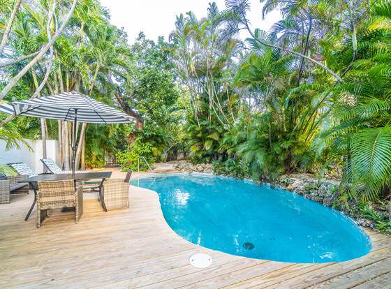 Modern & Fashionable Apartment w/Pool and Garden allows check-in for 18 year-old guests