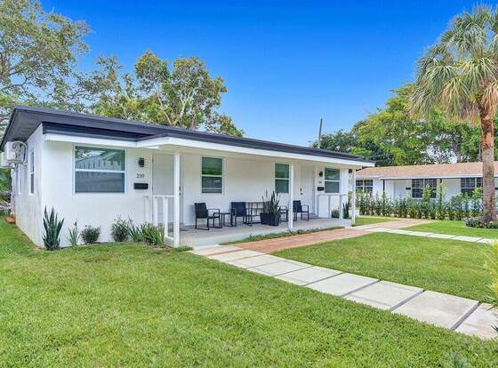 1BR Charming Duplex in Hallandale Beach w/ Living Room + Parking #1 allows check-in for 18 year-old guests