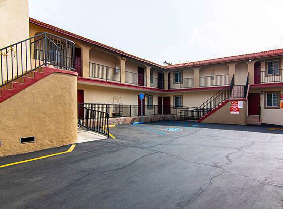 Econo Lodge Long Beach I-405 allows check-in for 18 year-old guests