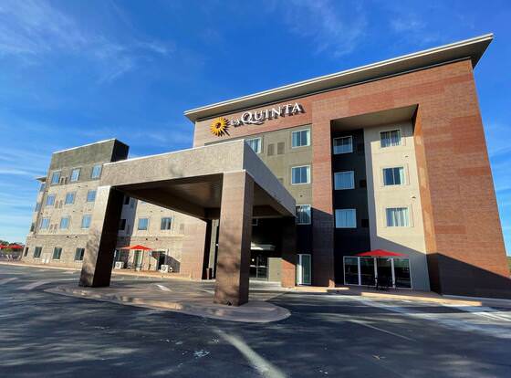 La Quinta Inn & Suites by Wyndham Augusta Near Fort Gordon allows check-in for 18 year-old guests