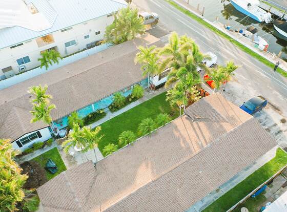 Delight Retreat Apt 4 Min Walk to Beach allows check-in for 18 year-old guests