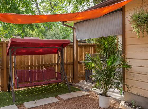 Woodlawn Main-House Downtown SA allows check-in for 18 year-old guests