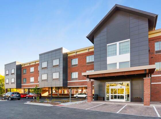 Country Inn & Suites by Radisson, Flagstaff Downtown, AZ allows check-in for 18 year-old guests