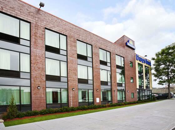 Days Inn by Wyndham Bronx Near Stadium allows check-in for 18 year-old guests