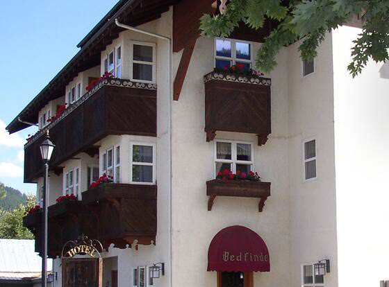 Blackbird Lodge allows check-in for 18 year-old guests