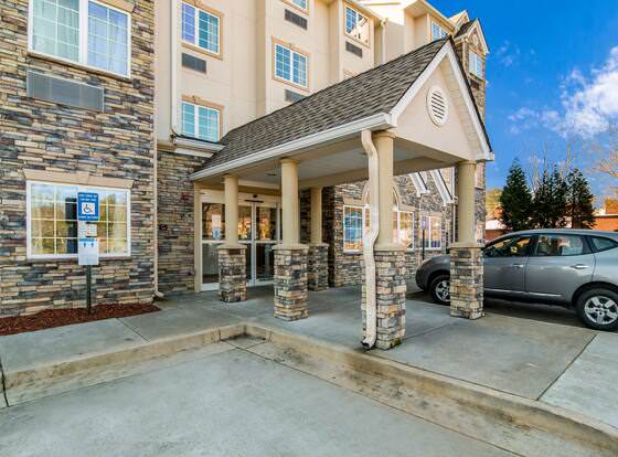 Motel 6 Canton, GA allows check-in for 18 year-old guests