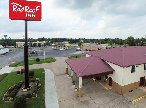 Red Roof Inn Paducah allows check-in for 18 year-old guests