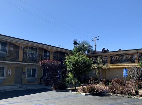 Santa Fe Inn Los Angeles allows check-in for 18 year-old guests