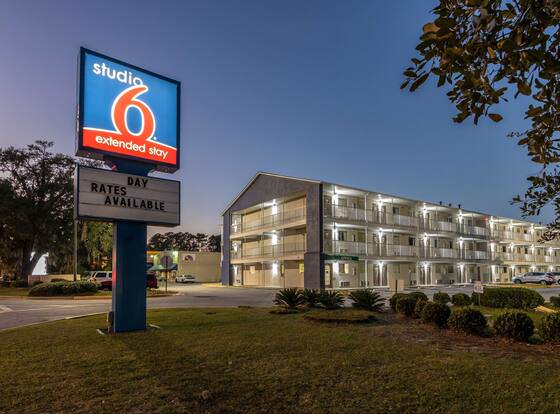 Studio 6 Savannah, GA allows check-in for 18 year-old guests