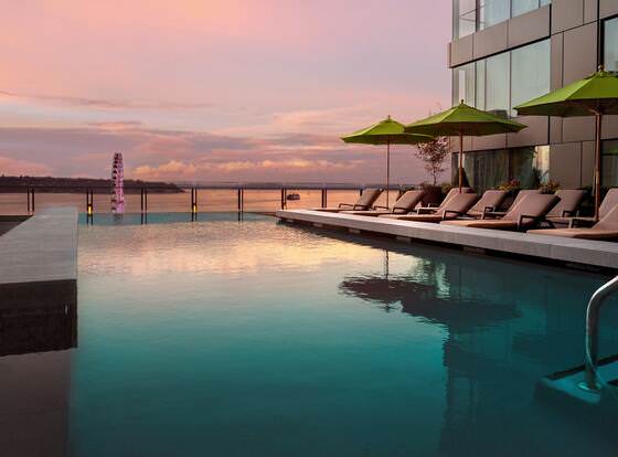 Four Seasons Hotel Seattle allows check-in for 18 year-old guests