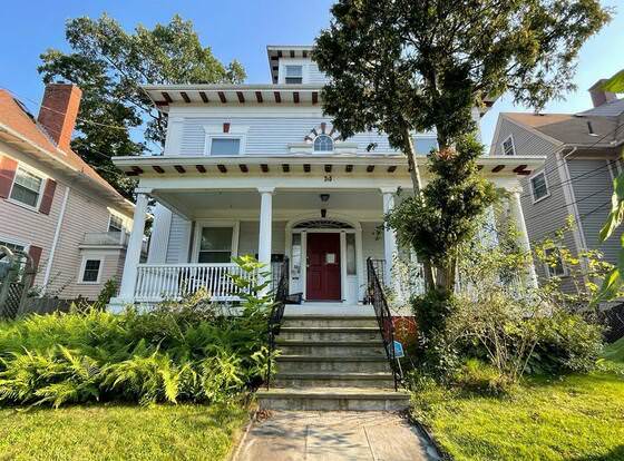 Victorian Home College Hill allows check-in for 18 year-old guests